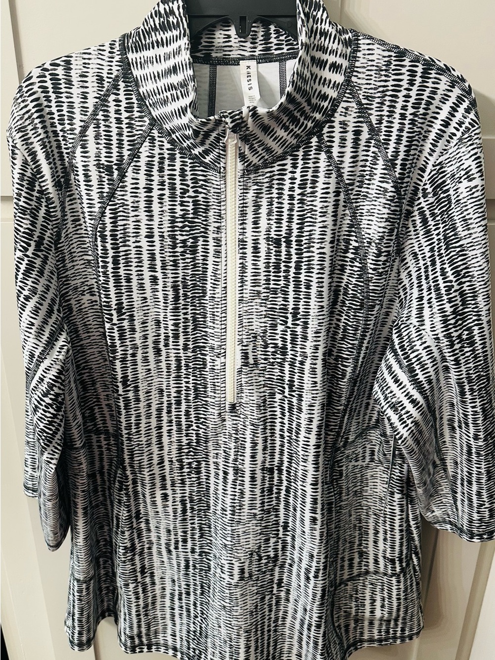 Kensie Black & White Abstract Zip Pullover